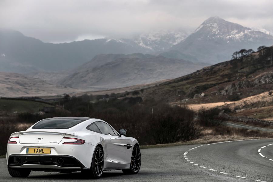  Aston Martin Vanquish Carbon White 2014 года  (UK) (фото 5 из 8)